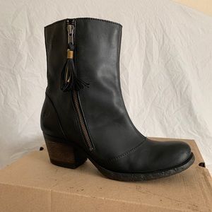 Born black leather boots. Worn once on vacation.